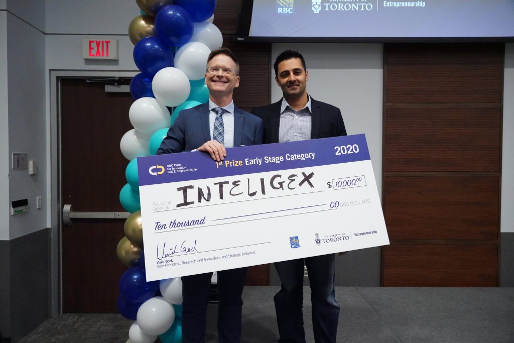 The founder of Inteligex receiving their prize